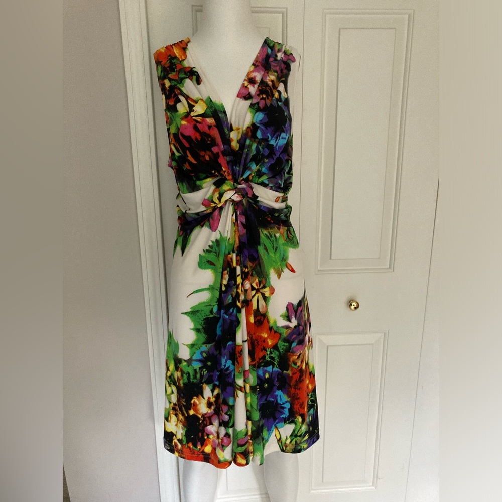 Cute sleeveless dress that ties in back